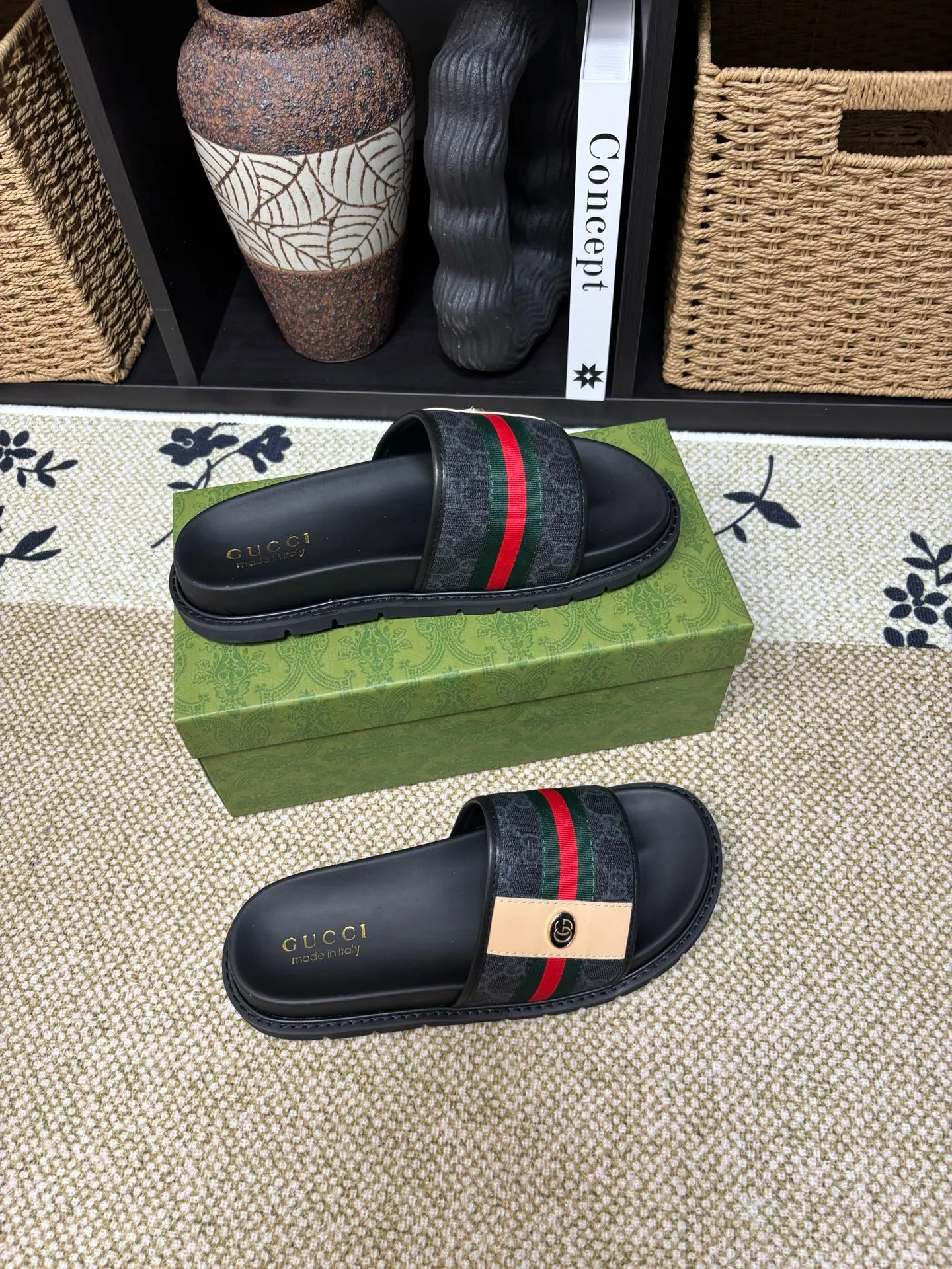 Factory 💰 300 yuan Gucci slippers] high-end men's shoes brand official website 1:1 latest masterpiece: original mold customization, the fabric is made of imported original materials, upgraded outsole, lighter and non-slip. The market's top quality, simple yet tasteful, a must-have for fashionistas, fashionable at your feet, full of confidence, the same style at the counter 👍The season of summer slippers is here. Code: 38-45 (45 customized)